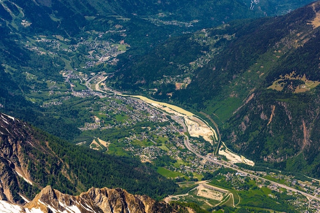 Vallée avec villages entre montagnes enneigées Chamonix Mont Blanc Alpes HauteSavoie France