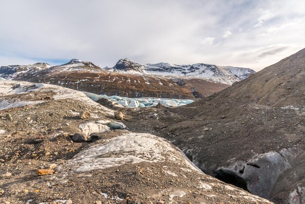 Vallées des montagnes et volcan autour de l'entrée de la grotte de glace, monument très célèbre du voyage en Islande