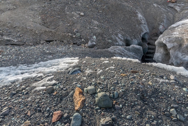 Vallées des montagnes et volcan autour de l'entrée de la grotte de glace, monument très célèbre du voyage en Islande