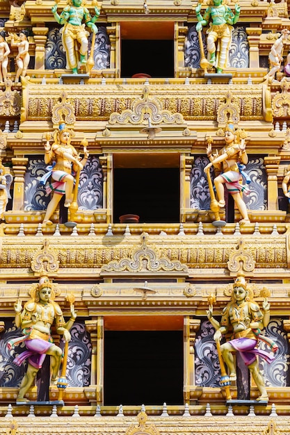 Vallipuram Alvar ou Valipura Aalvar Vishnu Kovil est un temple hindou près de Jaffna, au Sri Lanka. Vallipuram Alvar Kovil est considéré comme l'un des plus anciens temples hindous de Jaffna.