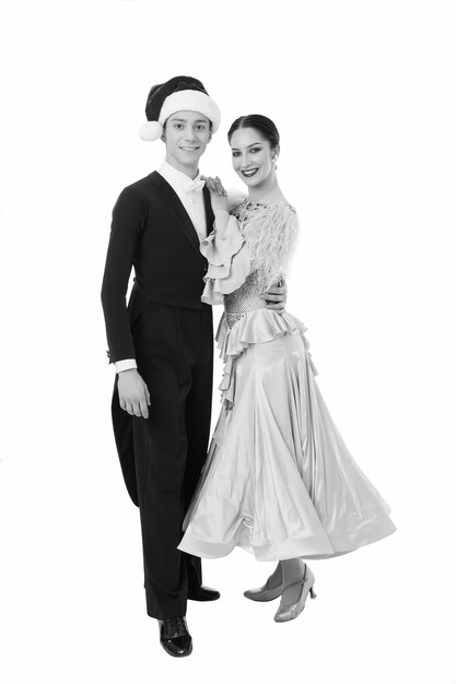 Valse d'hiver heureux couple de danseurs célèbrent Noël tuxedo homme en bonnet de Noel étreint sa fille partenaire couple de danse de salon isolé sur blanc meilleur spectacle pour un événement officiel de fête d'entreprise à noël