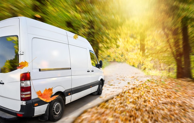 Photo van blanc sur une route de campagne en automne