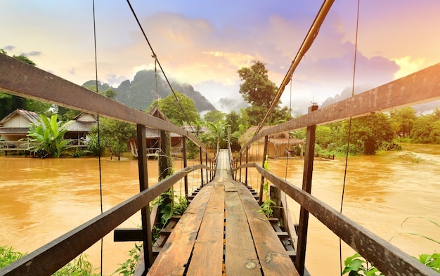 Vang Vieng Laos monument et bois brigde