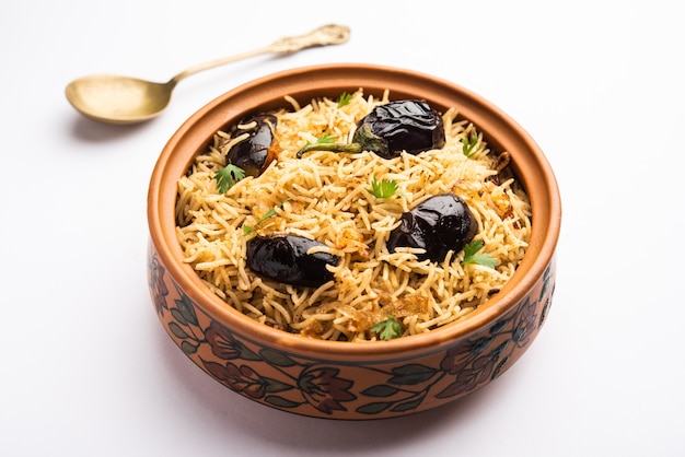 vangibhath ou riz brinjal ou biryani aubergine servi dans un bol ou karahi