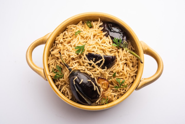 vangibhath ou riz brinjal ou biryani aubergine servi dans un bol ou karahi