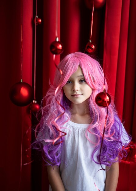 Vanilla Girl Kawaii vibes Une petite fille aux cheveux roses fait une fête en style barbie sur un fond de Noël rouge