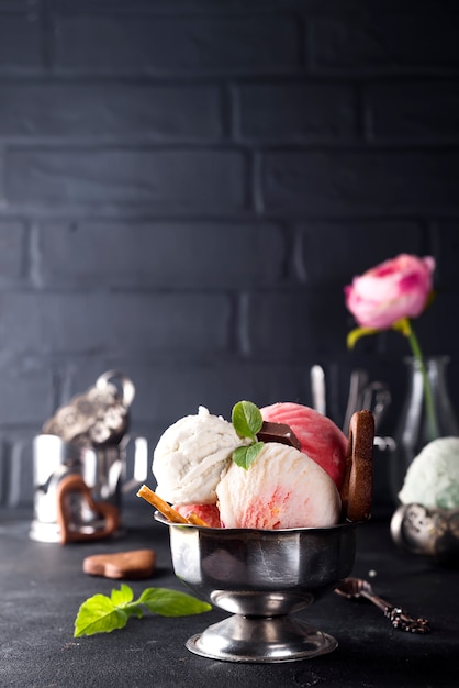 Vanille Et Glace Rose Dans Un Bol Avec Des Baies Congelées Et Un Cornet De Gaufres