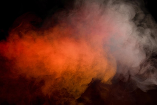Vapeur blanche sur fond noir