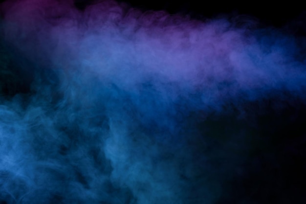 Vapeur bleue et violette sur fond noir Espace de copie