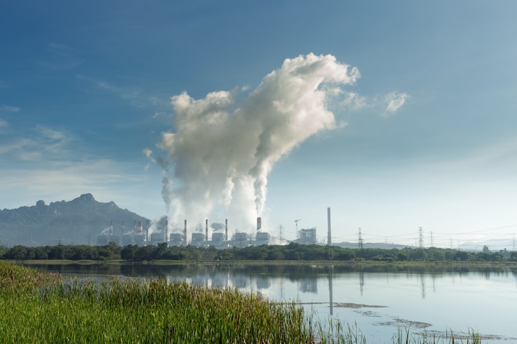 Photo vapeur chaude provenant de centrales électriques au charbon contre le ciel bleu.