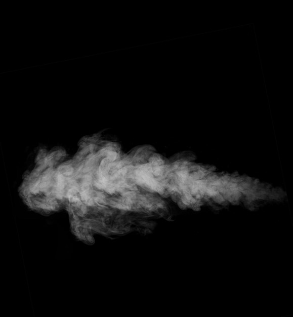 Vapeur horizontale blanche, fumée isolée sur fond noir. Un morceau de fumée frisée et incurvée à superposer sur vos photos. Fond de vapeur abstrait
