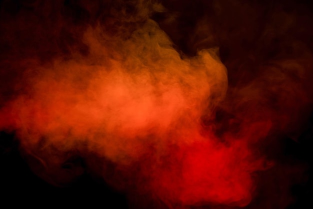 Vapeur orange et rouge sur fond noir