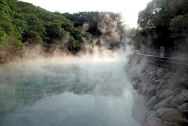 La vapeur sortant de l&#39;eau à la source chaude de Beitou, Taiwan