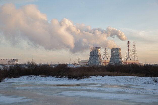 Vapeur sortant des tuyaux d'une centrale thermique