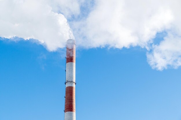 Vapeur des tuyaux de l'usine dans la ville d'hiver Chauffage puissant chaufferie en hiver