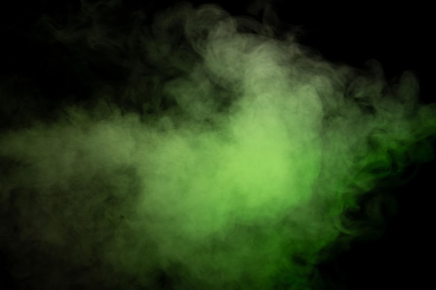 Vapeur verte et blanche sur un fond noir