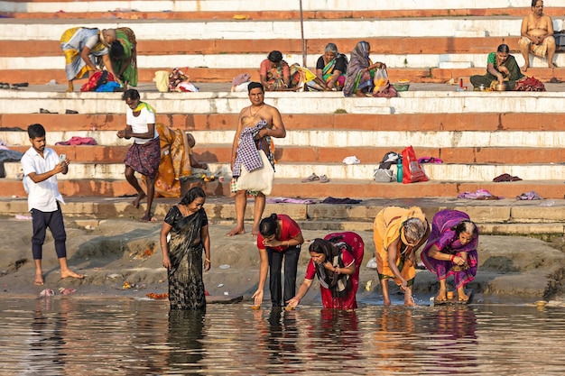 Varanasi Inde 03092023 Les femmes indiennes effectuent un rituel près du Gange