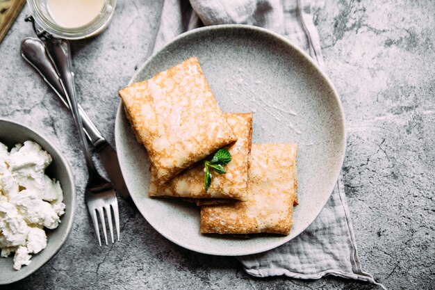 Vareniki avec pommes de terre et oignons dans une assiette. Cuisine ukrainienne