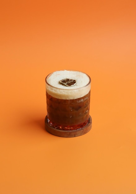 Photo variante de cocktail sans alcool sur coffee shop. à base de café, de fraise, de gingembre et de soda au citron vert