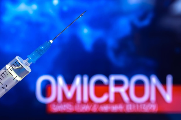 Variante du coronavirus Omicron. Contexte épidémique mondial avec gros plan de seringue