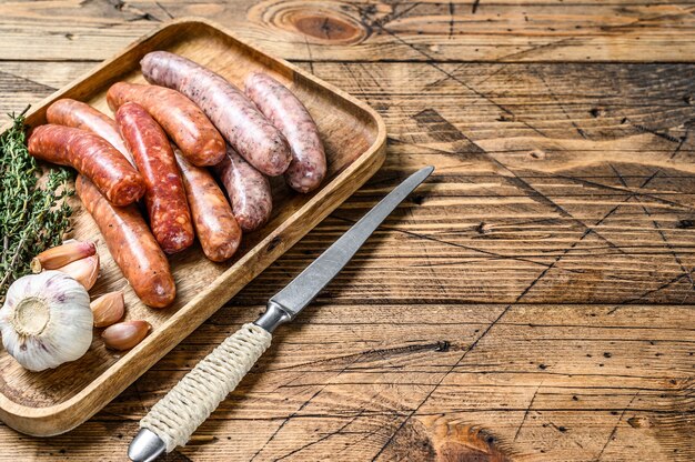 Variation de saucisses crues, viande de bœuf et de porc