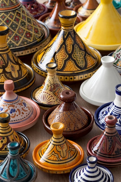Variation des tajines marocains colorés en céramique sur le marché