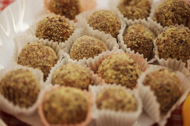 Variations de pralines sucrées au chocolat close up