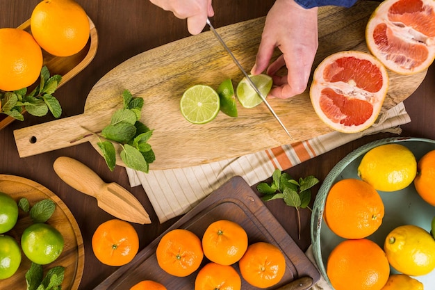 Photo variété d'agrumes, y compris les citrons, les lignes, les pamplemousses et les oranges.