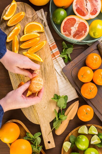 Variété d'agrumes, y compris les citrons, les lignes, les pamplemousses et les oranges.