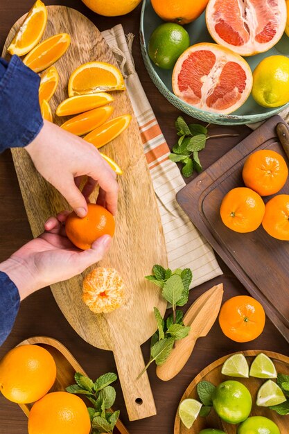 Photo variété d'agrumes, y compris les citrons, les lignes, les pamplemousses et les oranges.