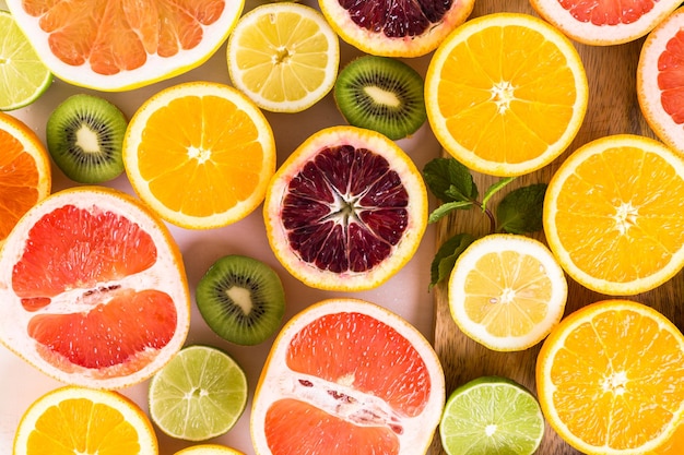Variété d'agrumes, y compris les citrons, les lignes, les pamplemousses et les oranges.