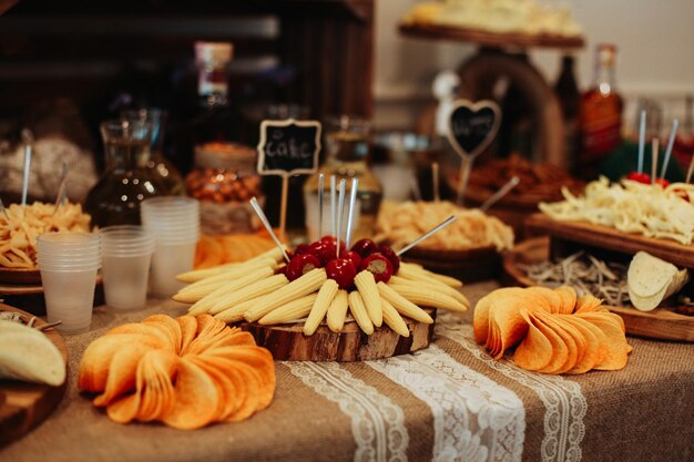 Variété d'aliments grillés sur la vue de dessus de table en bois