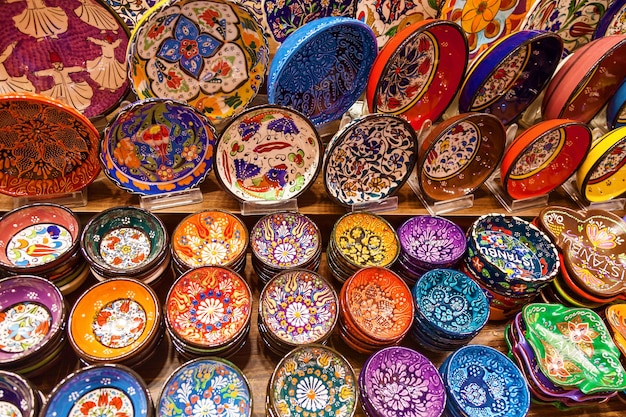 Photo variété d'assiettes en céramique colorées vendues sur le marché du grand bazar à istanbul, turquie