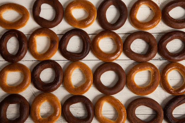 Variété de bagels frais sur fond de bois rustique