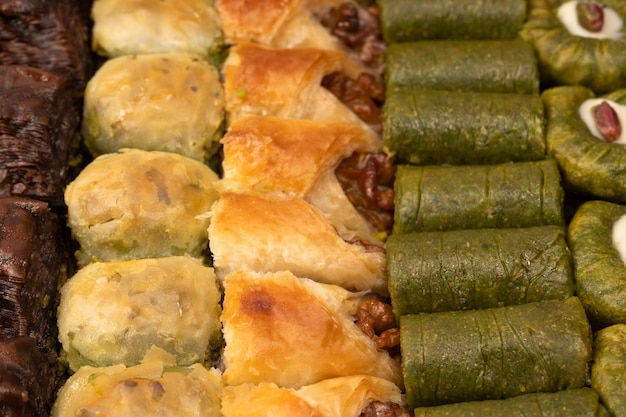 Une variété de baklava sucré turc Baklava aux noix