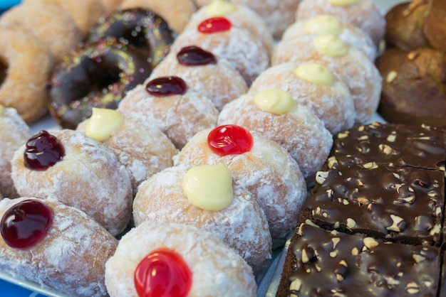 Variété de beignets et gâteaux