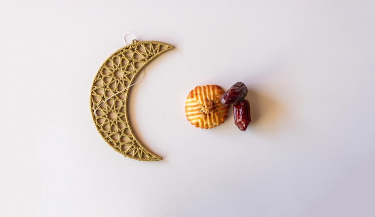 Photo variété de biscuits maamoul à la semelle affichés avec des décorations de croissant d'étoile et de ramadan bonbons arabes traditionnels pour les célébrations de l'aid al adha et de l'eid al fitr