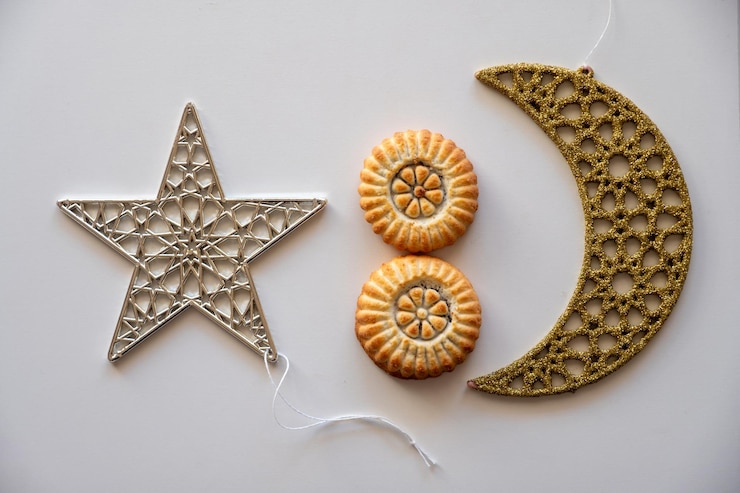 Photo variété de biscuits maamoul à la semelle affichés avec des décorations de croissant d'étoile et de ramadan bonbons arabes traditionnels pour les célébrations de l'aid al adha et de l'eid al fitr