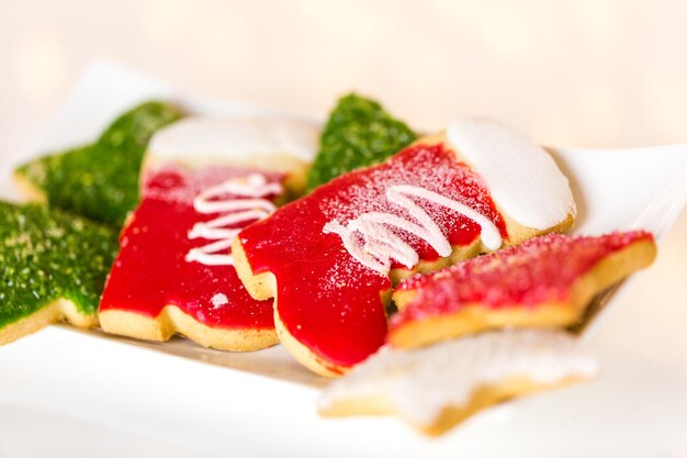 Variété de biscuits de Noël colorés sur fond blanc.