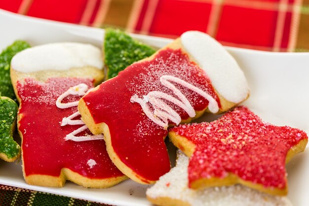 Variété de biscuits de Noël colorés sur fond blanc.