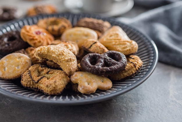 Une variété de biscuits sucrés sur l'assiette