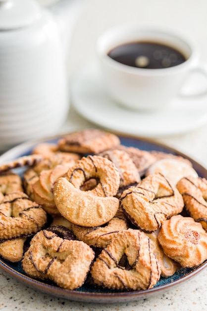 Une variété de biscuits sucrés sur l'assiette