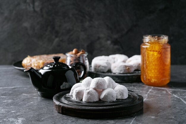 Variété de biscuits sucrés traditionnels grecs