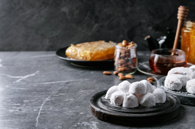 Variété de biscuits sucrés traditionnels grecs