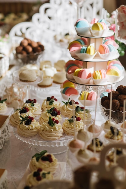 Variété de bonbons, gâteaux et cupcakes au bar à bonbons