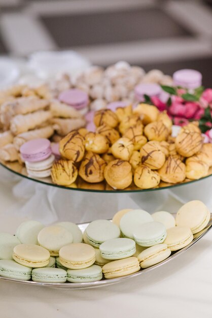 Variété de bonbons, gâteaux et cupcakes au bar à bonbons