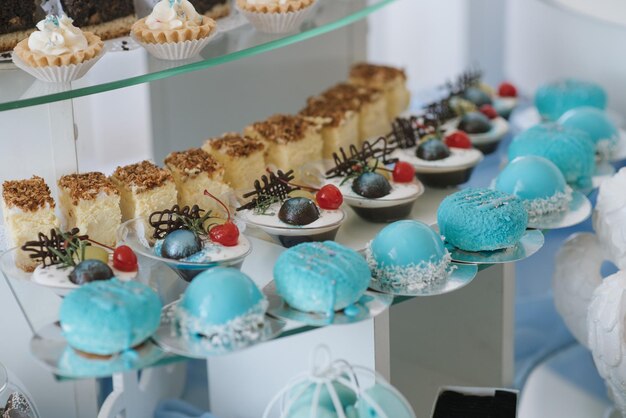 Variété de bonbons, gâteaux et cupcakes au bar à bonbons