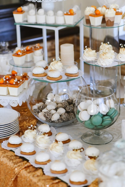 Variété de bonbons, gâteaux et cupcakes au bar à bonbons