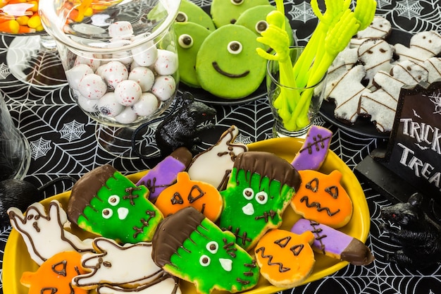 Variété de bonbons préparés comme friandises d'Halloween.
