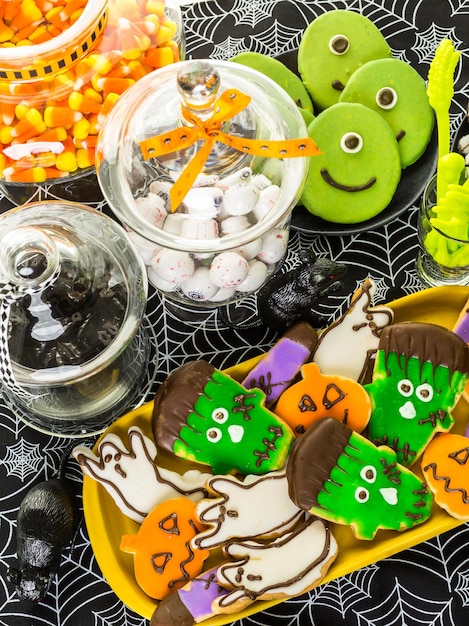 Variété de bonbons préparés comme friandises d'Halloween.